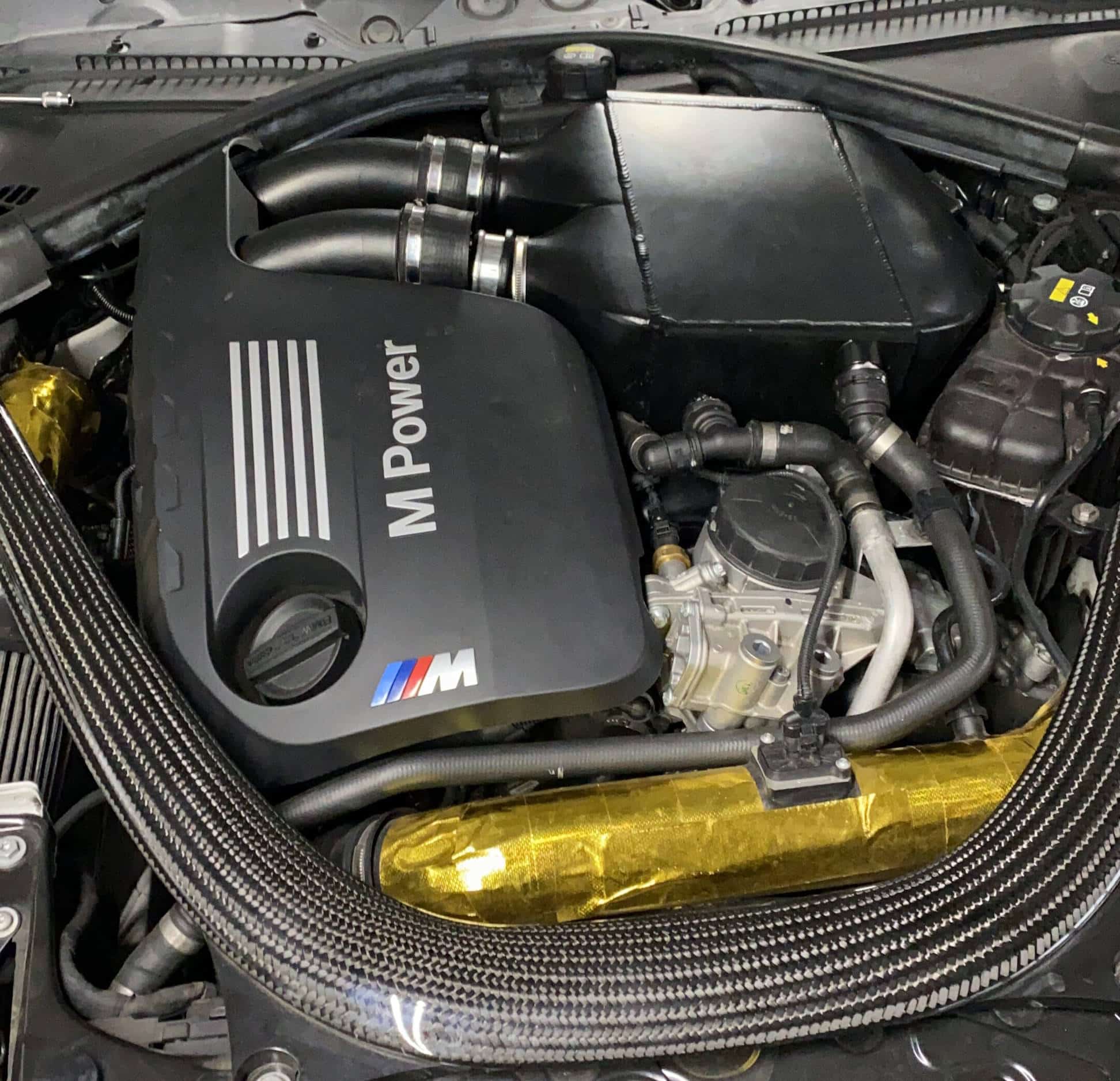 BMW M4 Motorenumbau - Gold ummantelung